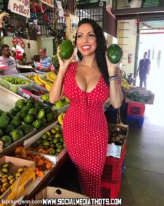 Crueltyfreecurves Latin Black Hair Influencer Curvy Body