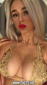 Savannah Wallace American Influencer Huge Breasts Gray Eyes